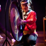 Momo vs. the gong in Yudachi, 2011